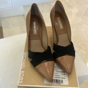 Michael Kors tan and black pump size 8